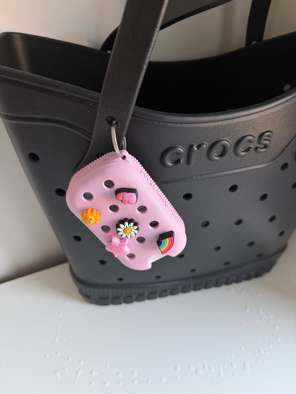 NEW Crocs Women's Medium Tote Bag in Black with Pink Charm - Picture 2 of 8